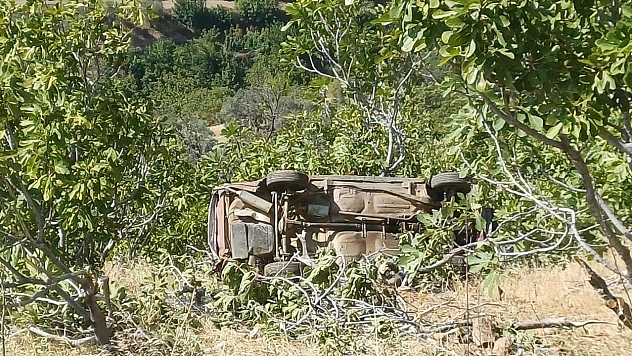Otomobil uçuruma yuvarlandı