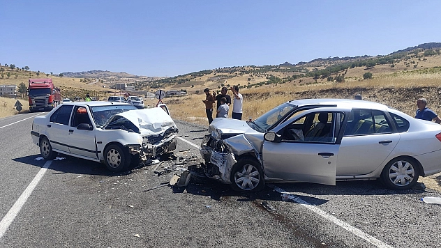 Otomobiller kafa kafaya çarpıştı: 2 yaralı