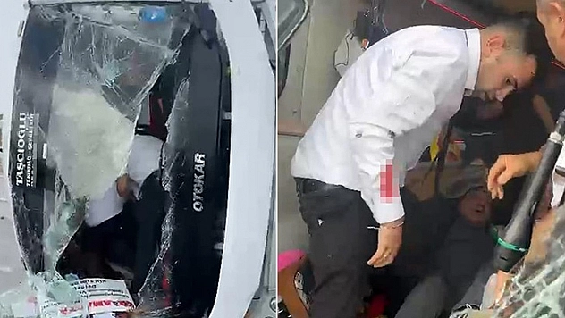 Otoyolda midibüs devrildi: 1'i ağır 17 kişi yaralandı