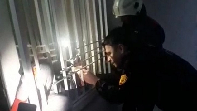 Oyun sırasında parmağı parmaklıklara sıkışan küçük kızın yardımına itfaiye koştu