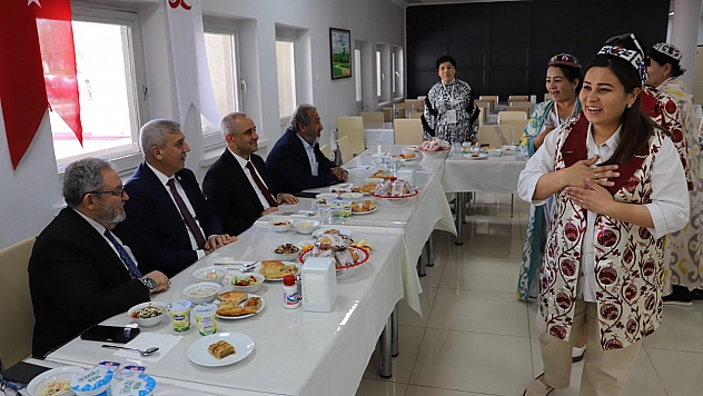 Özbek Akademisyenlerden Anlamlı Şükran Günü