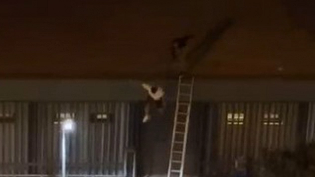 Özel güvenlik görevlileri, konseri kaçak izleyen genci çatıdan aşağı attı