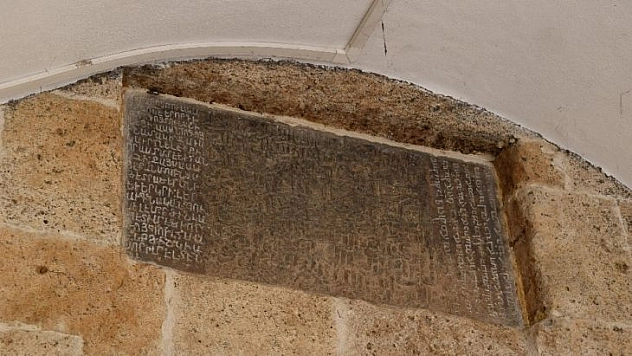 Türk-İslam tarihinde ilk ve tek: 3 dilli kitabe