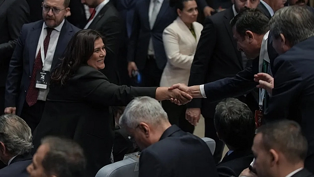 Özlem Çerçioğlu, AK Parti'ye resmen katıldı