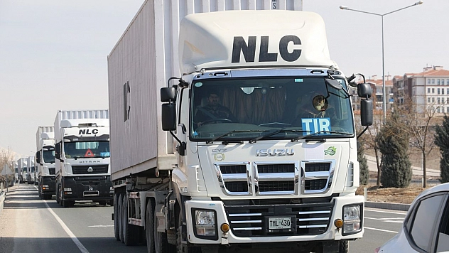 Pakistan'dan çıkan yardım tırları konvoy halinde görüntülendi