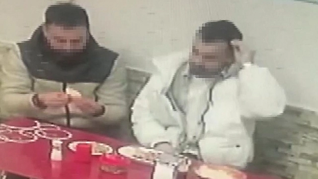 Para ödememek için saçını koparıp yemeğe koydu, o anlar kameralara yansıdı