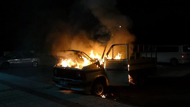 Park Halindeki Araç Alev Alev Yandı