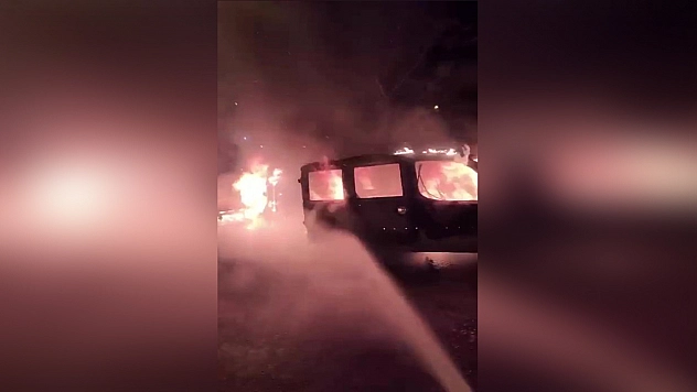 Park halindeki otomobil yandı, alevler önündeki araca sıçradı