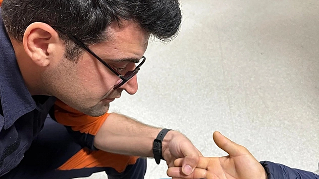 Parmağına Sıkışan Yüzüğü Bakın Nasıl Çıkarttılar