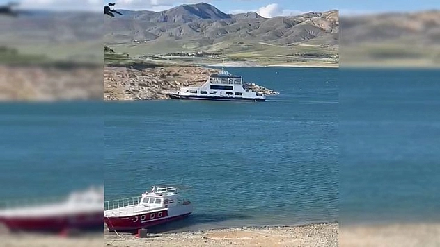 Pertek'te Fırtına Feribotu Sürükledi