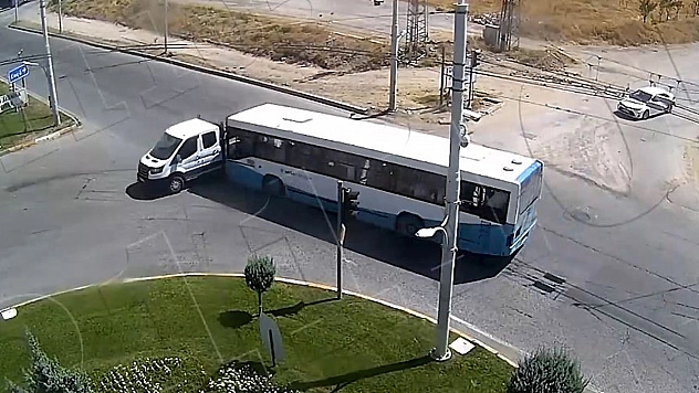 Pikap İle Otobüsün Çarpışması  Kameralara Yansıdı