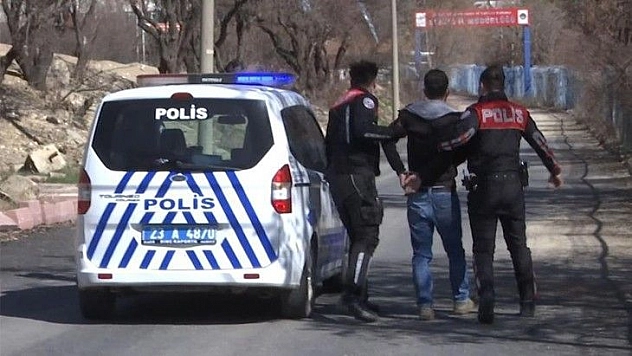 Polis aracıyla kaçmaya çalışan şüpheliyi havaya ateş açarak yakaladı