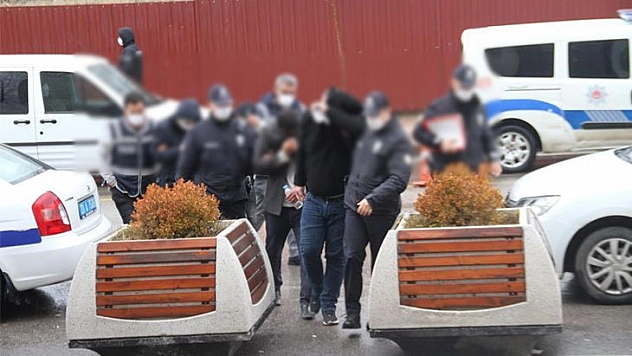 Polis tarafından suçüstü yapılan 4 şüpheli gözaltına alındı