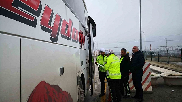 Polisten kış lastiği denetimi