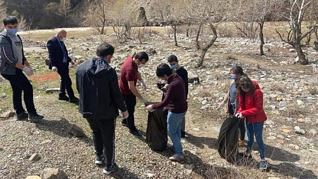 Pülümür Vadisi'nde gençler çevre temizliği yaptı