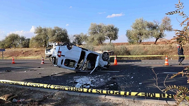 Refüje çarpan araç takla attı: 1 ölü, 2 yaralı