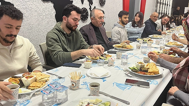 Rektör Göktaş, çalışan öğrencilerle sahurda buluştu