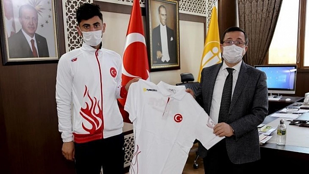 Rektör Kızılay'dan Balkan şampiyonu öğrenciye hediye