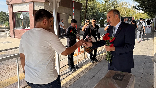 Rektör Prof. Dr. Göktaş öğrencileri çiçeklerle karşıladı