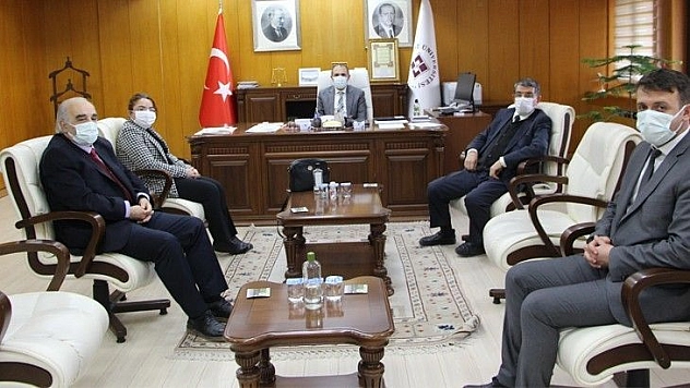 Rektör prof. Dr. Göktaş'tan emekli olan öğretim üyelerine teşekkür plaketi