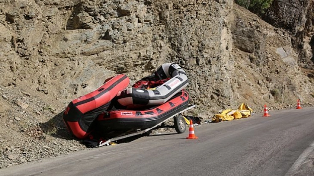 Römorka bağlı rafting botu devrildi: 2'si ağır 4 yaralı