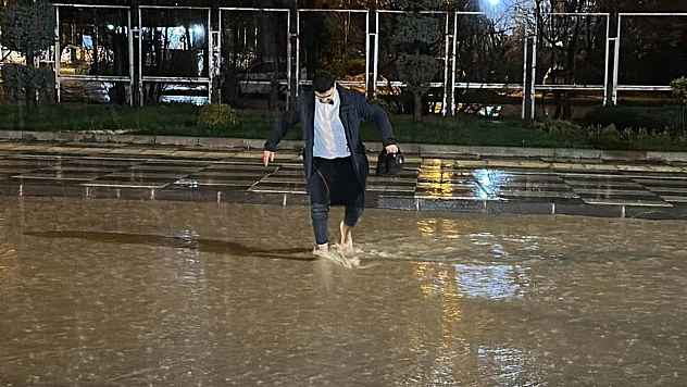 Sağanak Yağışta Yalın Ayak Yürüyüş