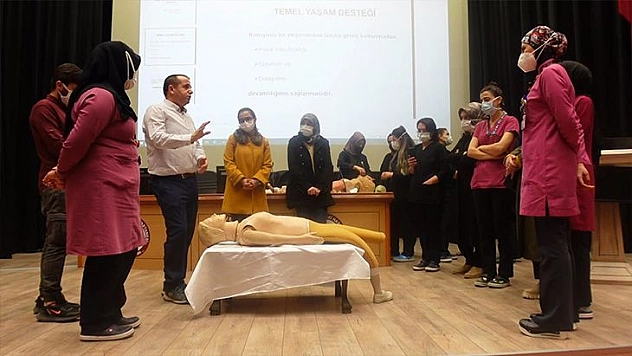 Sağlık Çalışanlarına Temel Ve İleri Yaşam Desteği Eğitimi Verildi