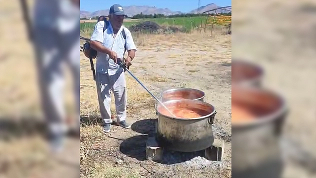 Salçayı ot biçme makinesi ile karıştırdı