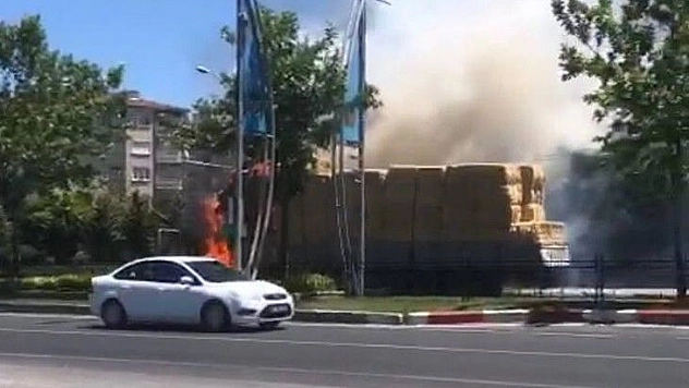 Saman Yüklü Tır Alevlere Teslim Oldu