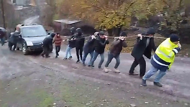 Şarampole Yuvarlanan Aracı 15 Kişi 30 Metreden Halatla Çekti