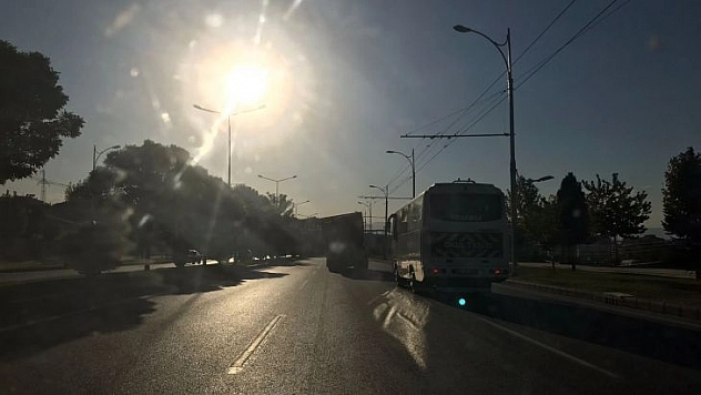 Şasesi kırık kamyonet trafikte tehlike saçtı