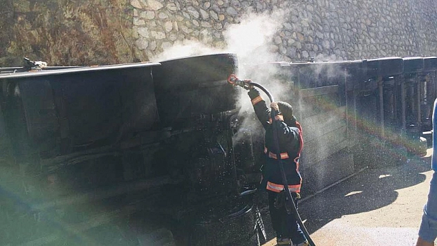 Sebze yüklü tır takla attı, araçta sıkışan 2 kişiyi ekipleri kurtardı