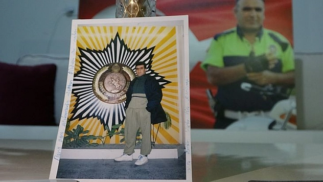 Şehit Polis Fethi Sekin'in 27 Yıl Önceki Fotoğrafı Ortaya Çıktı, Üzerindeki Not Herkesi Duygulandırdı