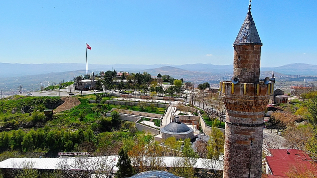 Serin Havayı Fırsat Bilen Vatandaşlar Harput'a Akın Etti