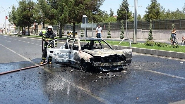 Seyir halindeki otomobil alev aldı, geriye külü kaldı