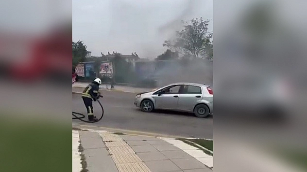 Seyir halindeki otomobil alev aldı: itfaiye yetişti