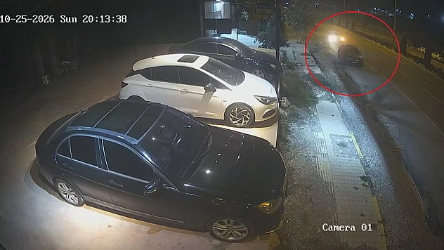 Seyir halindeki otomobil, park halindeki araca ok gibi saplandı
