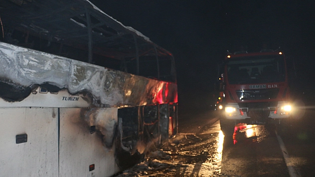 Seyir Halindeki Yolcu Otobüsü Alev Topuna Döndü
