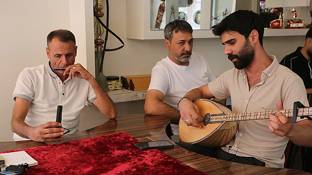 Sıcaklardan bunalan vatandaşlar klimalı ortamlarda sazlı türkülü zaman geçiriyor