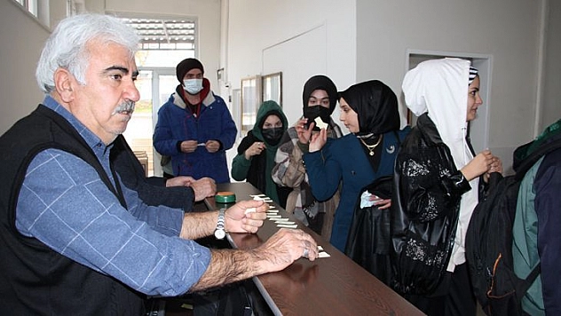Sigarayı Bıraktı Topladığı Parayla Bin Öğrenciye Yemek Fişi Dağıttı