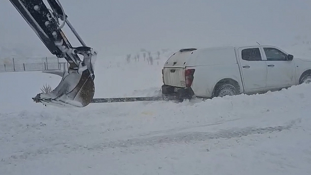 Sivrice'de mahsur kalan araçlar kurtarıldı
