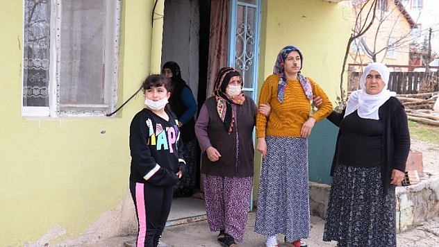 Sokak köpeklerinin saldırdığı kadın yaralandı