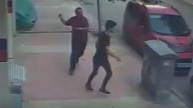 Sokak ortasında 17 yaşındaki genci darp edip telefonunu almaya çalıştı