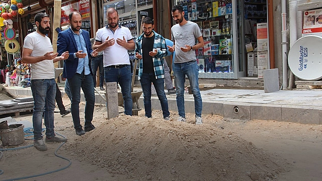 Sokak ortasındaki mezarı görenler durup dua okudu, gerçek ise bambaşka çıktı