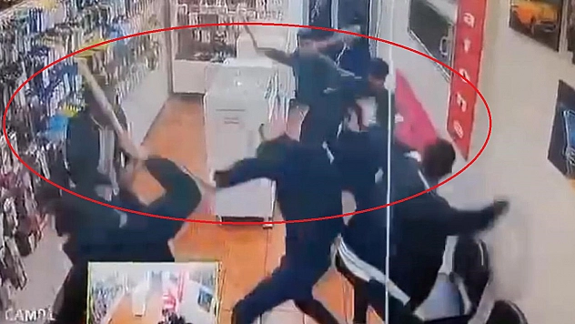 Sopalarla Bastıkları İş Yerindeki Kişileri Darp Edip Kaçtılar