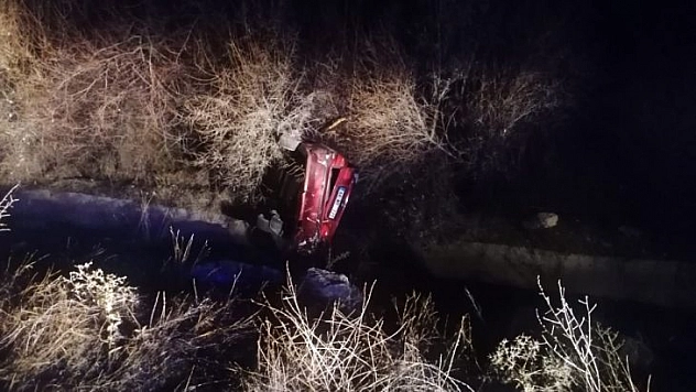 Su kanalına düşen otomobilde maddi hasar meydana geldi