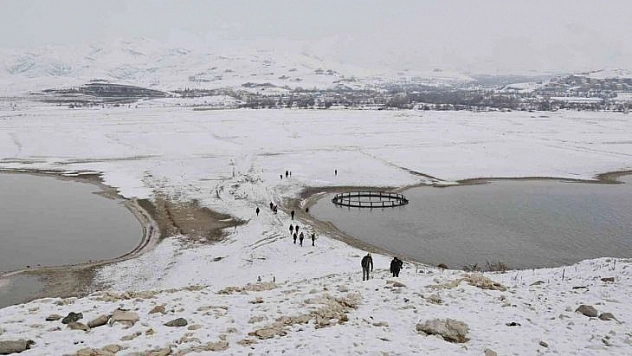 Sular çekilince tarihi kaleye 30 yıl sonra ilk kez yürüyerek gidildi