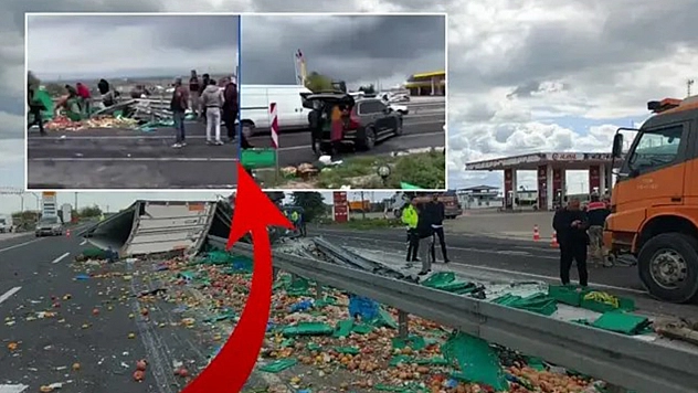 Sürücü canından oldu, insanlar meyveleri araçlarına doldurdu