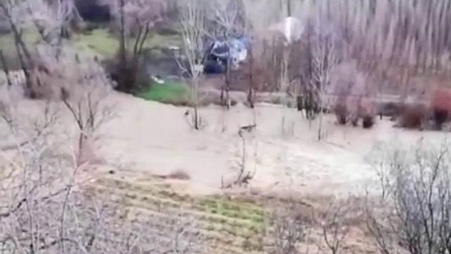 Tağar çayı taştı, tarım arazileri ve bağ evleri zarar gördü