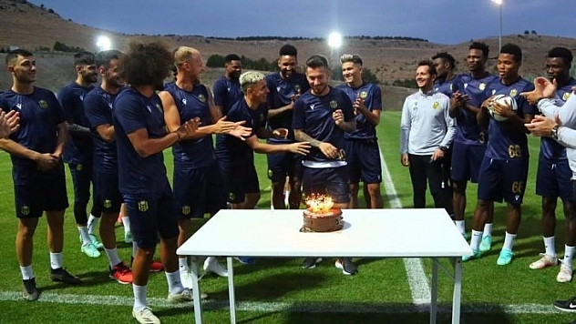Takım arkadaşlarından Adem Büyük'e doğum günü kutlaması